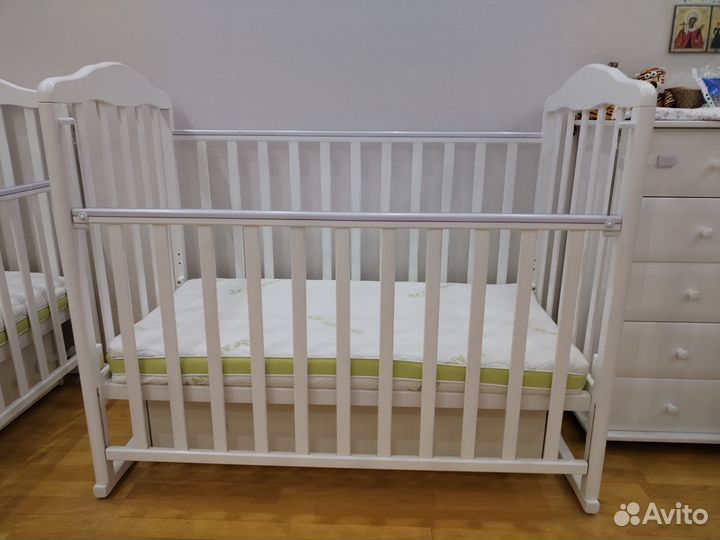 Детская кроватка с маятником и ящиком