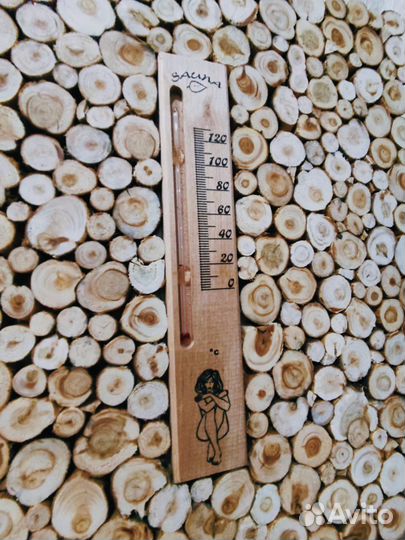 Панно из можжевельника с термометром