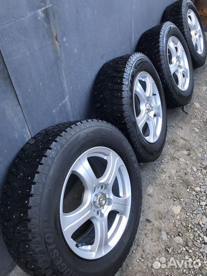 Bridgestone Blizzak Spike-02 SUV 215/65 R16