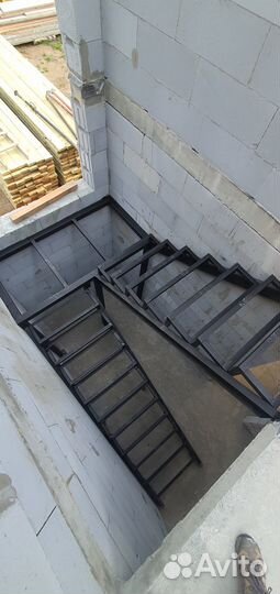 Металлокаркас для лестницы с площадкой