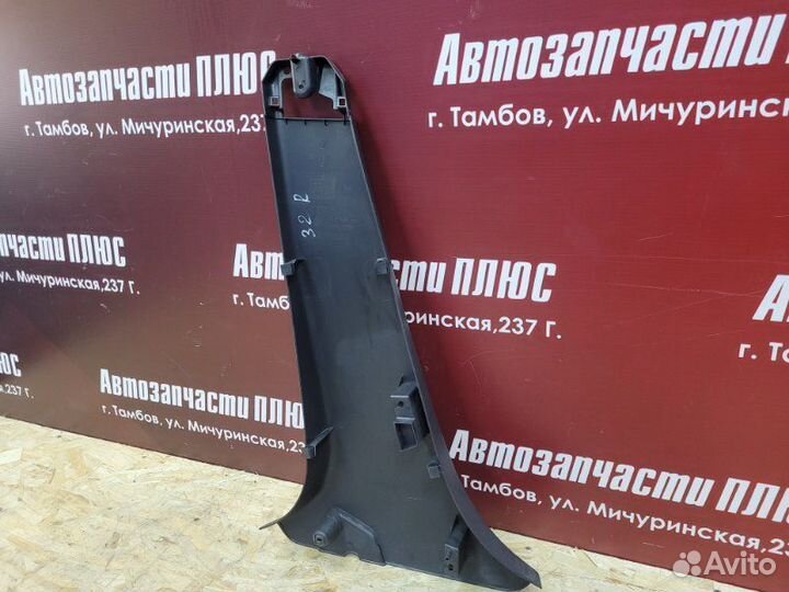 Обшивка средней стойки правая Renault Logan