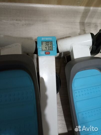 Тренажер для ног степпер с выдвижными палками