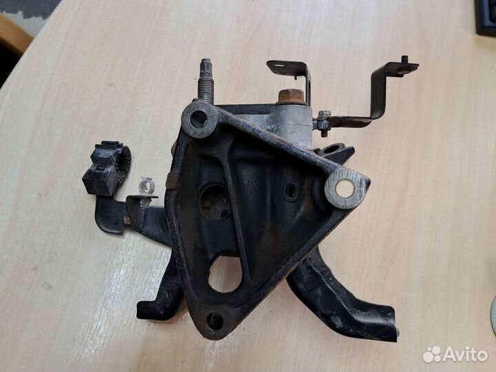 Опора двигателя правый Toyota corolla E 150