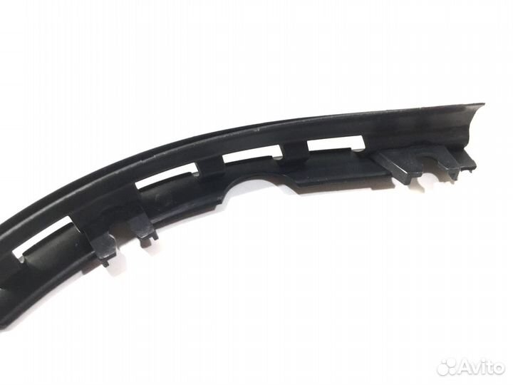 Крепление уплотнителя Audi A6 C6 Avant