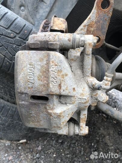 Суппорт передний правый Toyota Camry SV30