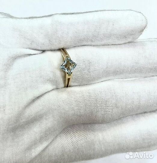 Золотое кольцо с камнем 18,5р