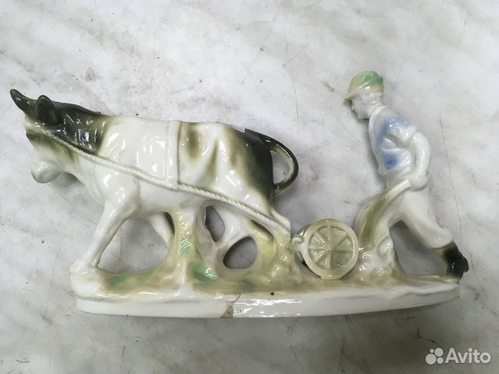 Статуэтка 20х год. Крестьянин пашет на воле фарфор