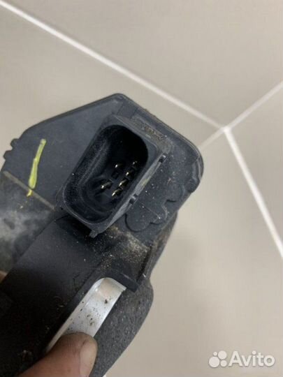 Замок двери задний правый Opel Astra J