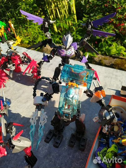 Куча Лего роботов