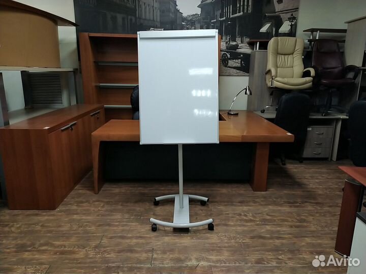 Флипчарт б/у 71х100 на колёсах 19191-бел