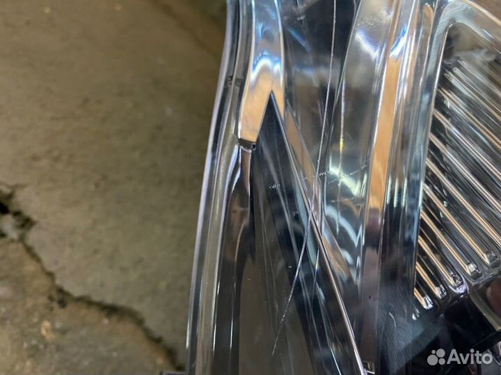 Фара галогеновая передняя правая Mitsubishi L200