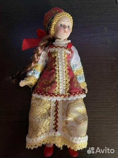 Кукла фарфоровая