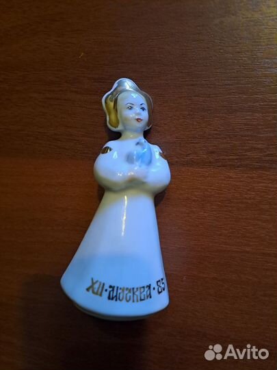 Фарфоровая статуэтка