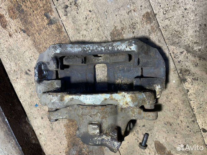 Суппорт передний правый audi 80 b3