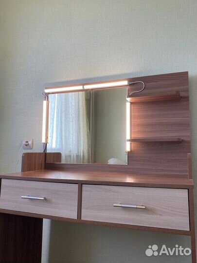 Столик для макияжа с зеркалом