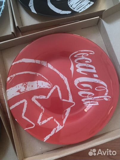 Тарелки кока-колы