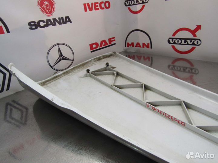 Спойлер крыши кабины верхний левый Mercedes Axor