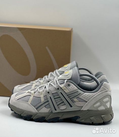 Бежевые кроссовки Asics Sonoma