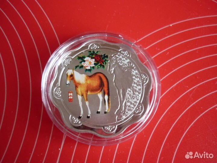 5 коллекционных монет в форме цветка Год Лошади