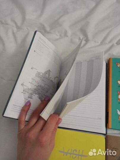 Блокноты ежедневники тетради книги