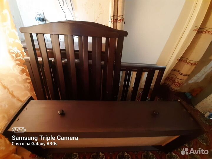 Детская кроватка с маятником и ящиком