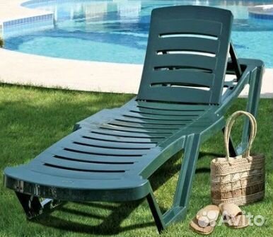 Пластиковый лежак-шезлонг 