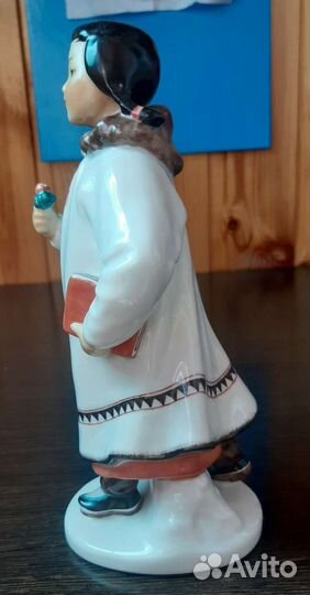 Статуэтка фарфоровая 