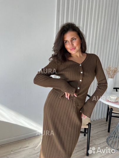 Костюм с пуговицами и юбкой плиссе (лапша)