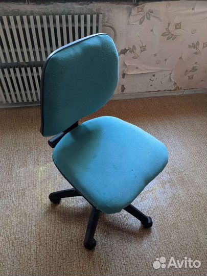 Офисное кресло на колесиках