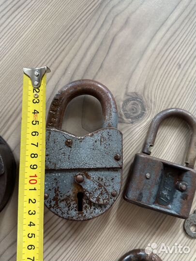 Навесной замок старинный