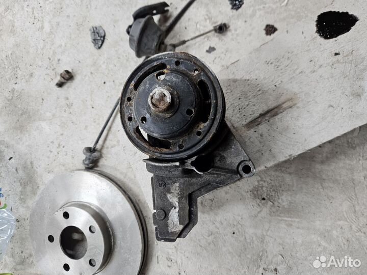 Кронштейн вискомуфты audi a6 vw b5