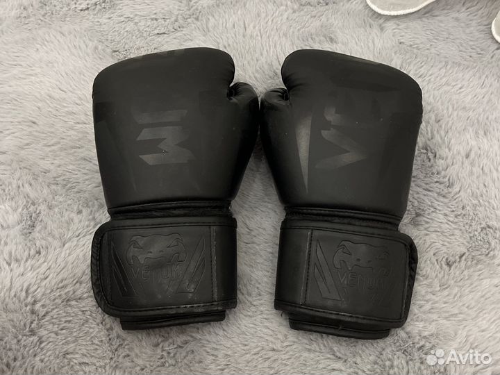 Боксерские перчатки Venum