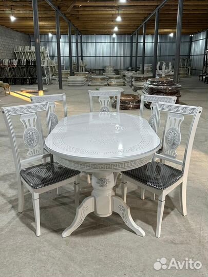 Стол и стулья