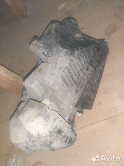 Корпус воздушного фильтра на Nissan Primera p 11