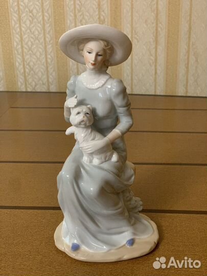 Девушка в шляпе на скамейке,фарфор, 24 см