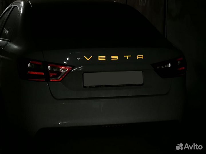 Светоотражающая надпись багажника Приора Веста