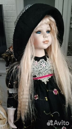 Фарфоровая коллекционная кукла Бронь