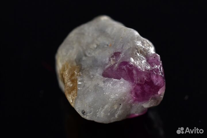 Красный корунд (рубин) в кальците. Лот №947