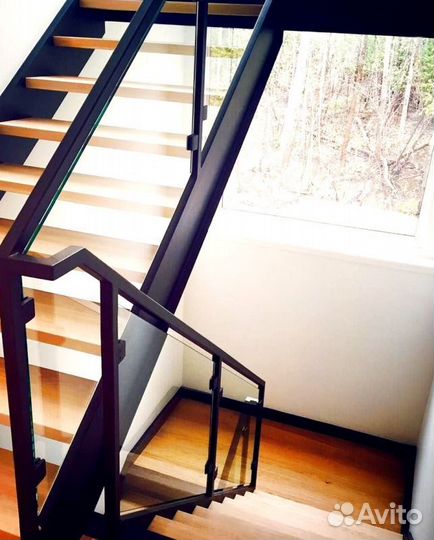 Облицовка лестничного металлокаркаса деревом