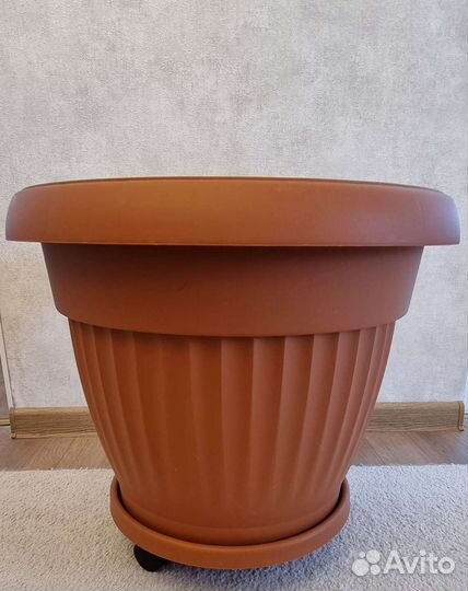 Пластиковый горшок с подставкой на колёсиках