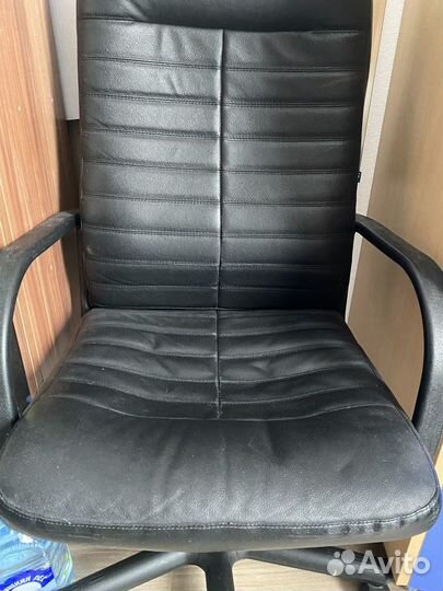 Офисное кожаное кресло бу