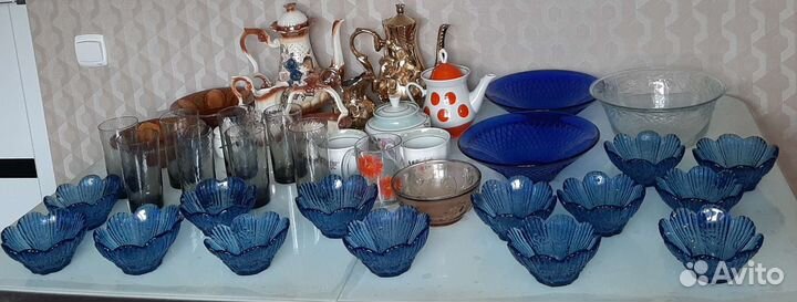 Посуда в ассортименте: салатники, чашки, чайники
