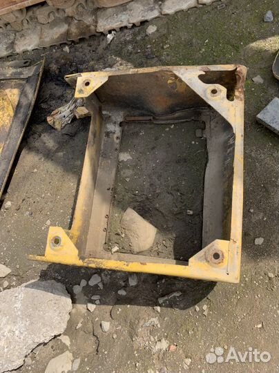 Ящик инструментов Komatsu 290-8/300-8