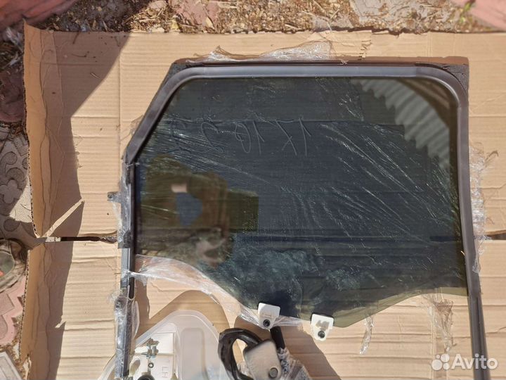 Задние левое стекло