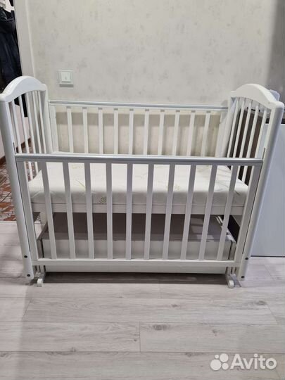 Детская кроватка с маятником Красная звезда