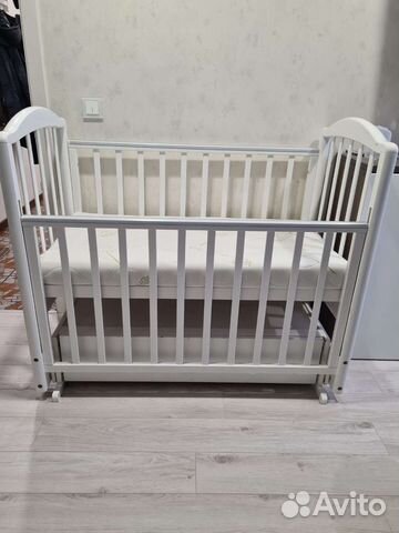 Детская кроватка с маятником Красная звезда