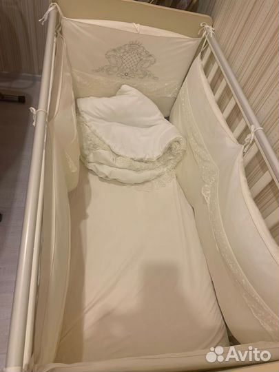 Детская кроватка с маятником