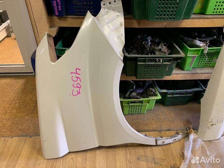 Крыло левое Nissan elgrand 51