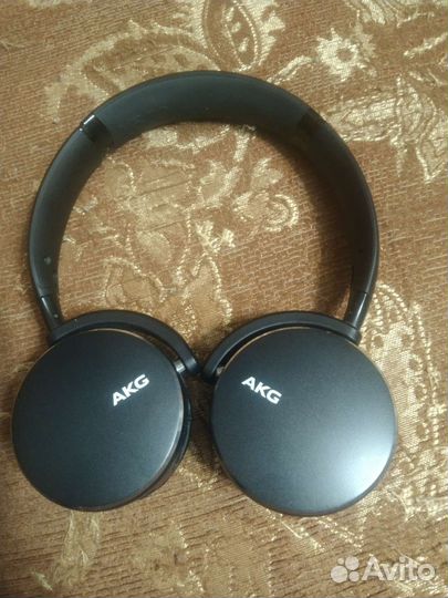 AKG Y500