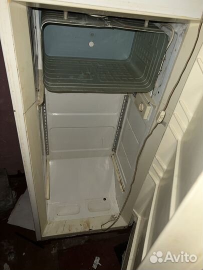 Холодильник нерабочий советский